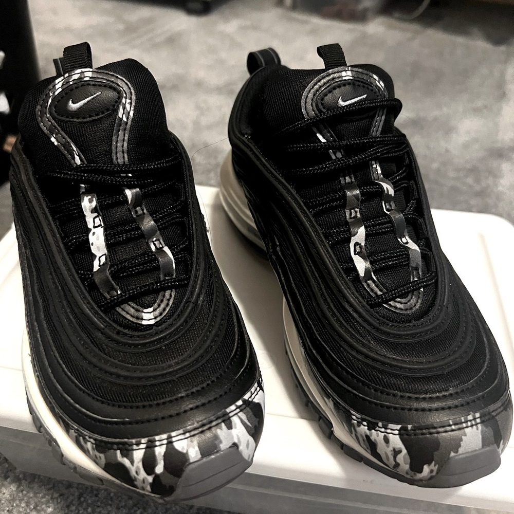 Unisex Nike size 6 (w)